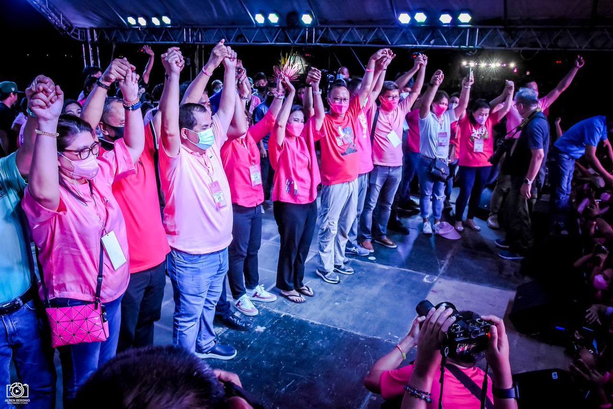 RobredoCampaign's tweet photo. Lumuwas pa ang ilan papuntang Borongan para lang makasama sa #PinkWaveHaEste! Kayo ang lakas ng kampanyang ito kaya ipanalo na natin ito! 🙌🏼 Pa-surf party naman kayo sa Victory party, g? 👀

#RobredoPeoplesCouncil
#PeoplesCampaign https://t.co/8NyB8QCNu0