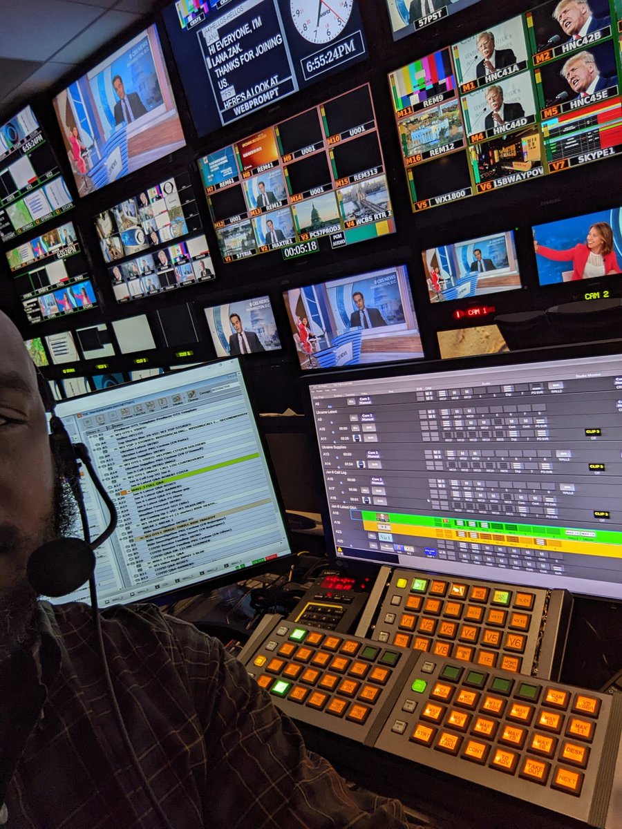 VanceL's tweet photo. @LanaZak @costareports @CBSNews Meta-selfie😆 https://t.co/AUO8LTF4UR