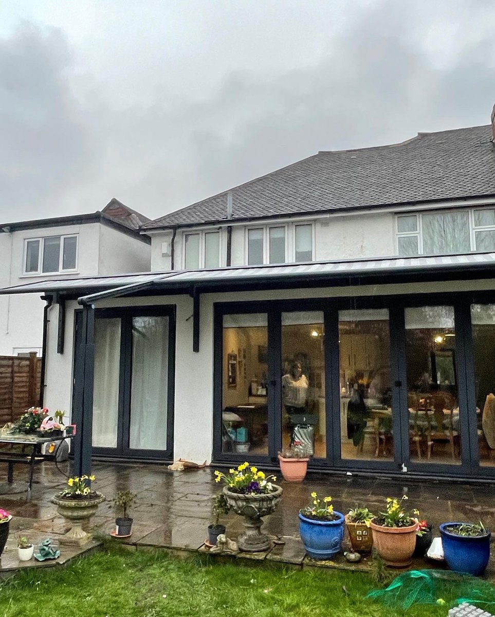 Two Koa’s covering a total width of 8.25m and a projection of 3m. The frame colour is Anthracite grey to match the bifolding doors, and the fabric selection is striped. Both are operated via remote control.  Please contact us on info@lanai-outdoor.co.uk with any enquiries.