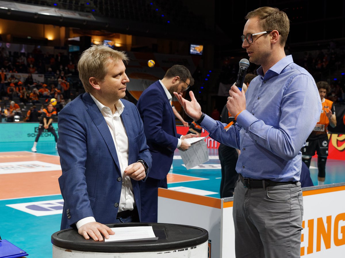 BRVolleys's tweet photo. Wenn zum Spieltagspartner-Interview der frühere Meisterkapitän kommt 🧡🖤 Business-Hemd steht Basti einfach ebenso gut wie Trikot 👌

#BRVolleys #StadtundLand #echtkommunal #Netzwerk #Partnerfamilie https://t.co/w9MpCMNljL