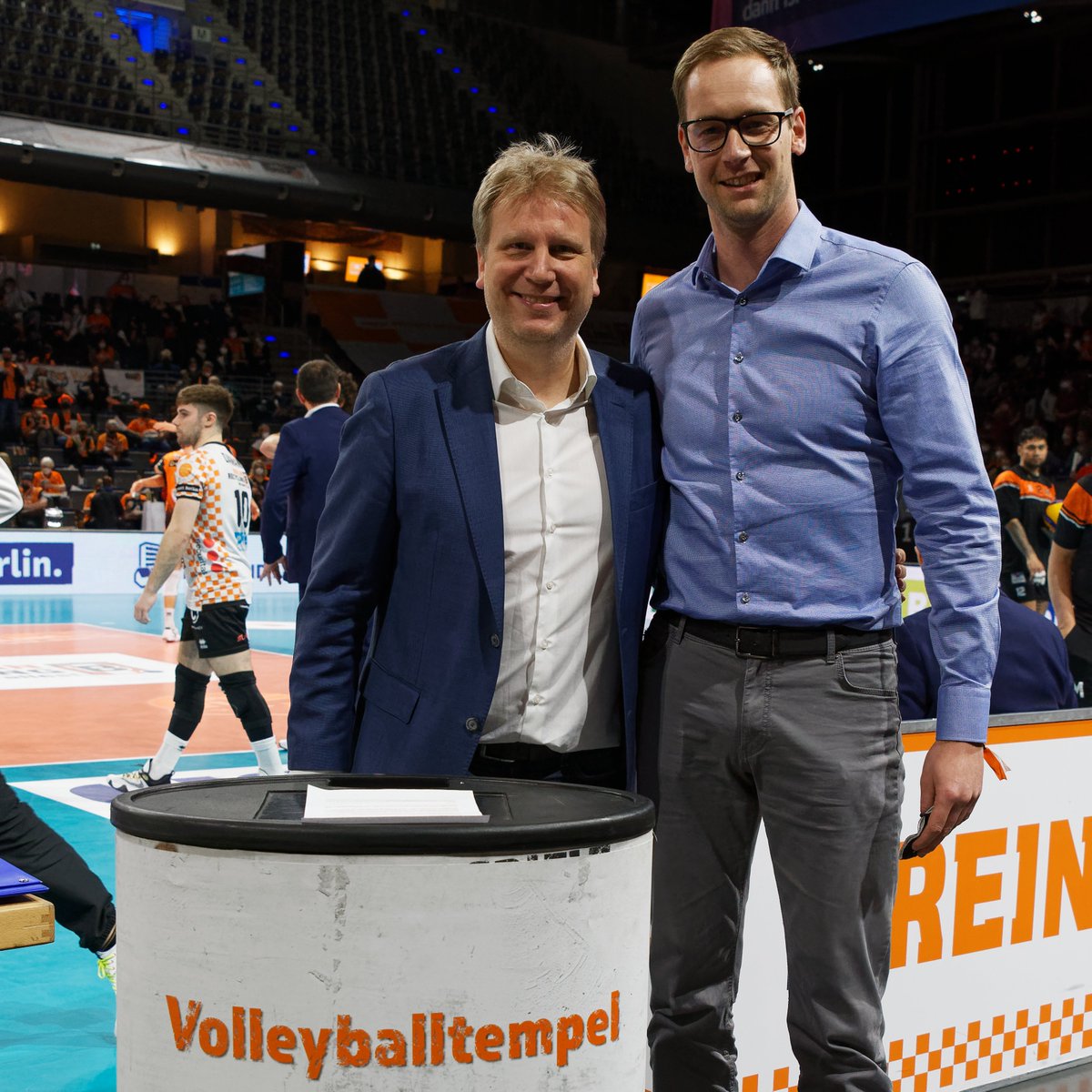 BRVolleys's tweet photo. Wenn zum Spieltagspartner-Interview der frühere Meisterkapitän kommt 🧡🖤 Business-Hemd steht Basti einfach ebenso gut wie Trikot 👌

#BRVolleys #StadtundLand #echtkommunal #Netzwerk #Partnerfamilie https://t.co/w9MpCMNljL