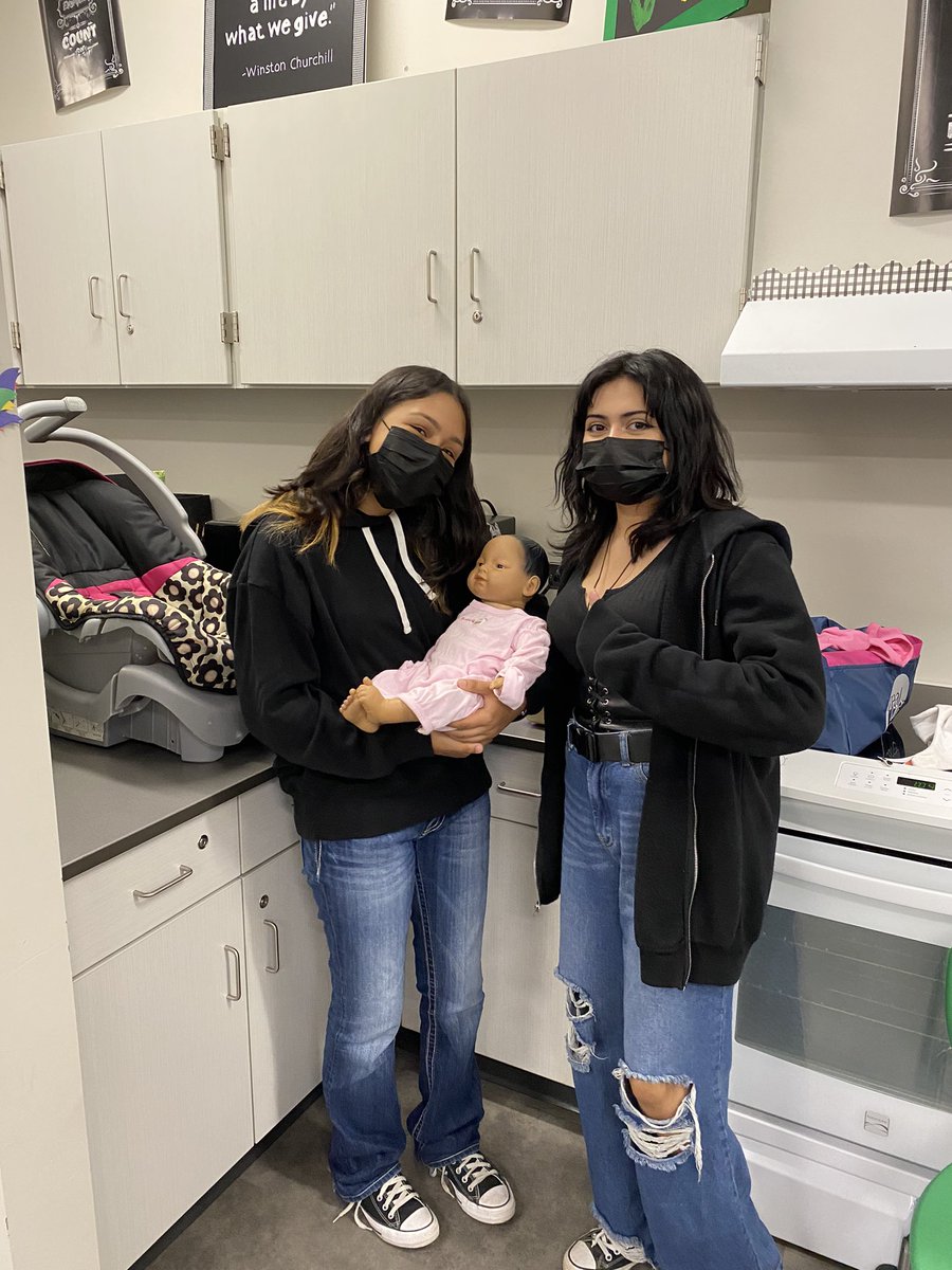 MRSVasquezzz's tweet photo. This week in #PHS we practiced parenting for an entire class period. We love picking out outfits for our babies, but weβre still getting the hang of diaper changing and feeding! Love their smiles, they had so much funπ₯° #kleincte #wearekleincte @KISD_CTE @KleinISD @KleinForest https://t.co/02MAom0uxK
