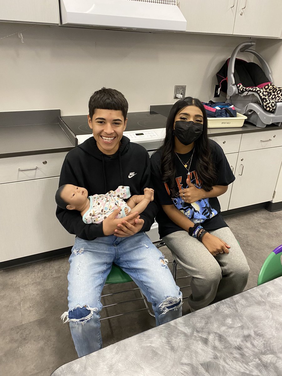 MRSVasquezzz's tweet photo. This week in #PHS we practiced parenting for an entire class period. We love picking out outfits for our babies, but weβre still getting the hang of diaper changing and feeding! Love their smiles, they had so much funπ₯° #kleincte #wearekleincte @KISD_CTE @KleinISD @KleinForest https://t.co/02MAom0uxK