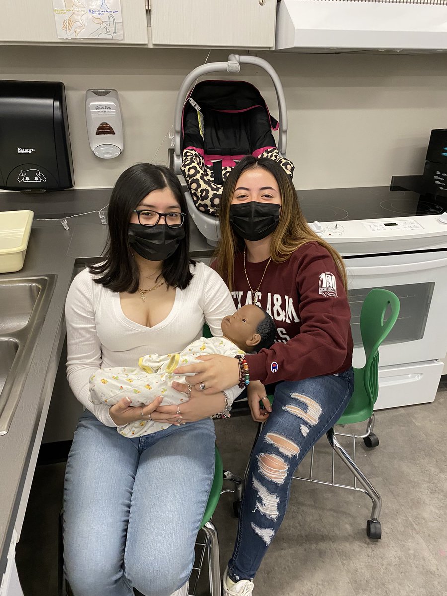 MRSVasquezzz's tweet photo. This week in #PHS we practiced parenting for an entire class period. We love picking out outfits for our babies, but weβre still getting the hang of diaper changing and feeding! Love their smiles, they had so much funπ₯° #kleincte #wearekleincte @KISD_CTE @KleinISD @KleinForest https://t.co/02MAom0uxK