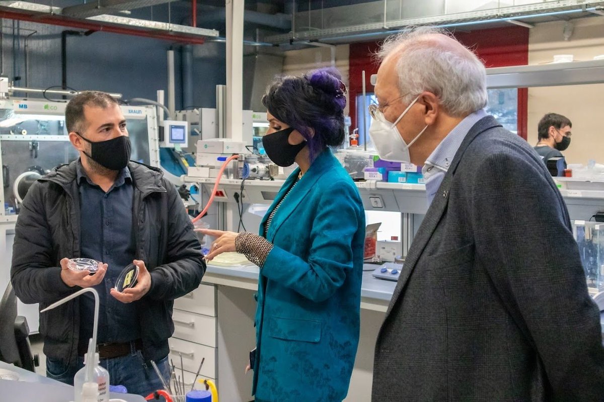 puzzlex_io's tweet photo. PUZZLE X Chief Creator @Grapheneexpert met with @XObradors &amp; researchers at @icmabCSIC to talk about exciting research in:

⚛️Superconductors for smart grids
⚛️Photonic nanocrystals
⚛️Bendable ferromagnetics
⚛️5G materials
⚛️Photovoltaic films
⚛️Biosensors

#frontiermaterials https://t.co/T2agnthCIu