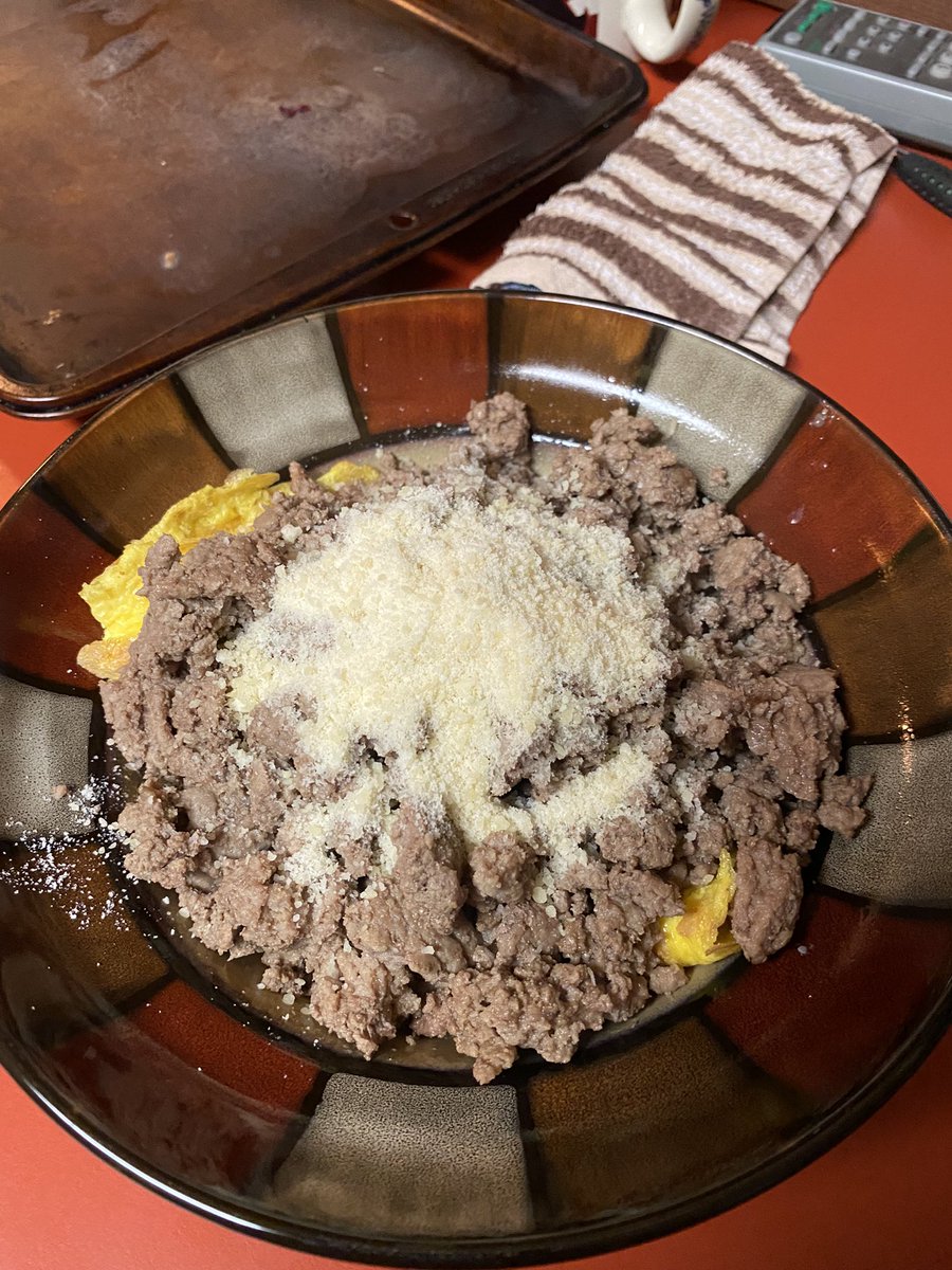 ebenkampfarms's tweet photo. Hamburger salad over omelette. #BreakfastWithSam https://t.co/gXmDEizOJw