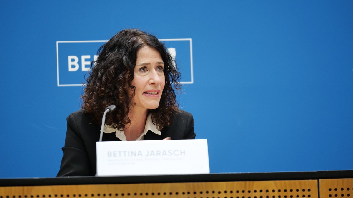 RegBerlin's tweet image. Bürgermeisterin @Bettina_Jarasch: „Wir haben als neuer Senat nicht nur eine neue und gute Kultur im Miteinander gefunden, sondern auch die politischen Herausforderungen angepackt und geliefert. Wir haben in den ersten 100 Tagen gezeigt, dass wir Krise können.“ #100TageFürBerlin