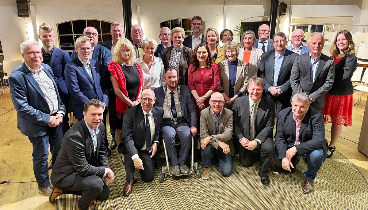 Op woensdagavond is de nieuwe gemeenteraad van Oude IJsselstreek geïnstalleerd. Er zijn zeven nieuwe gezichten te zien op onderstaande foto 📸 Welkom allemaal en veel plezier en succes de komende 4 jaar!