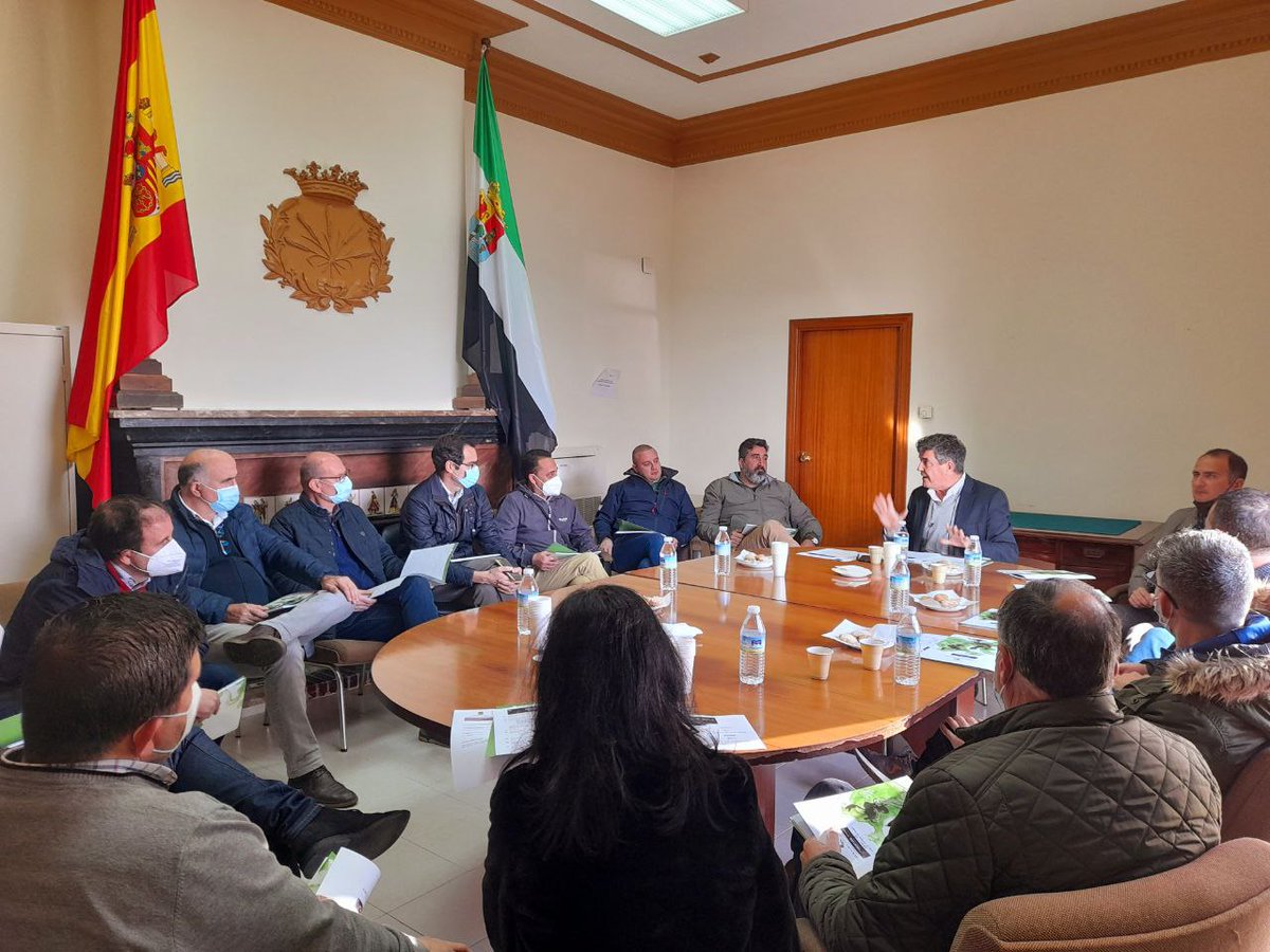 Ribera_Guadiana's tweet photo. 📌Hoy día 31 de mayo se ha celebrado en la estación enológica de Almendralejo, la pre-cata donde se han presentado 108 muestras, en  el acto ha estado presente por @CajaRuralEx Ignacio Sáenz de Santa Maria, Emiliano Zamora de Alba, director de los premios. https://t.co/Vxqmup0LXt