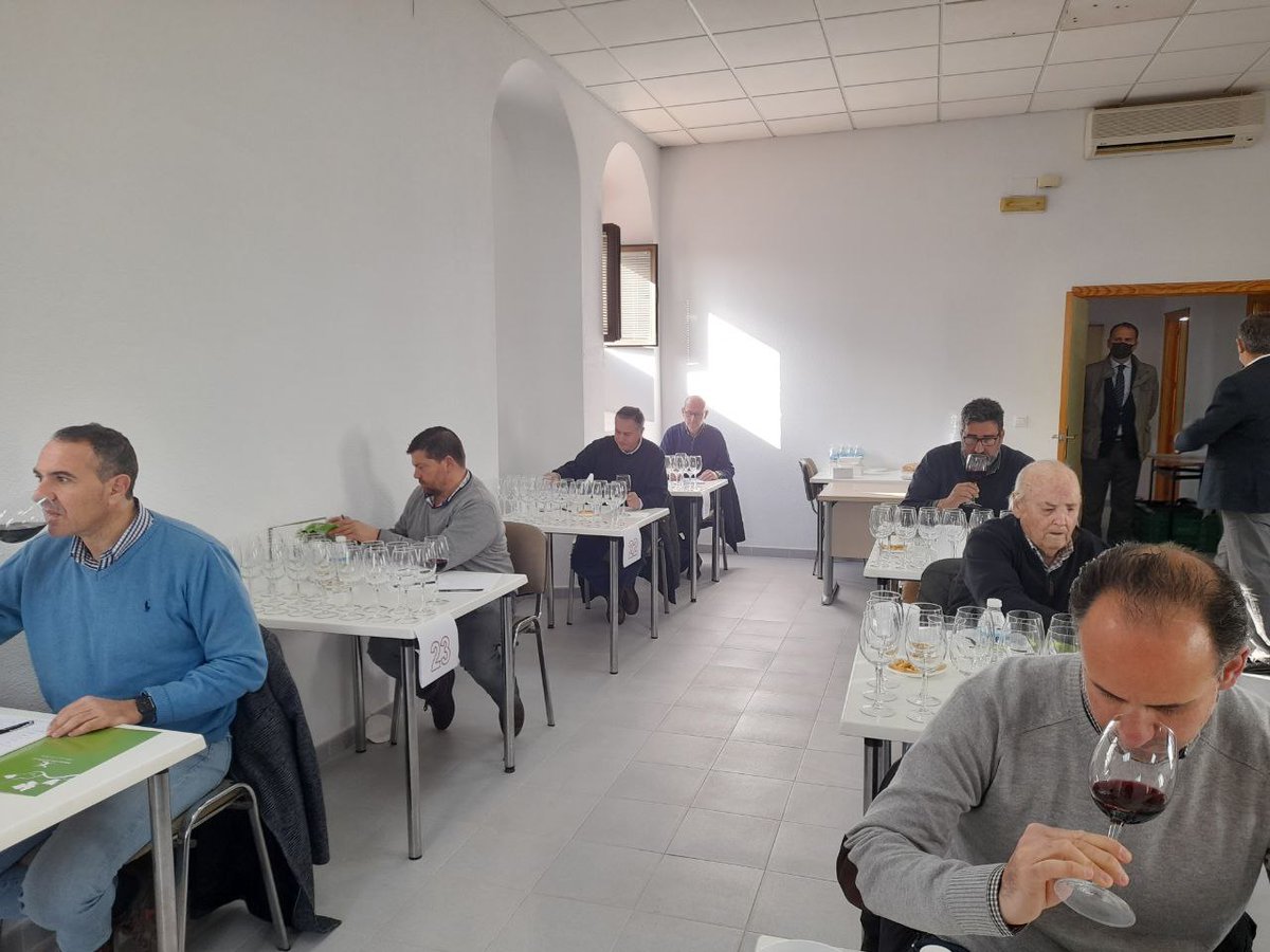 Ribera_Guadiana's tweet photo. 📌Hoy día 31 de mayo se ha celebrado en la estación enológica de Almendralejo, la pre-cata donde se han presentado 108 muestras, en  el acto ha estado presente por @CajaRuralEx Ignacio Sáenz de Santa Maria, Emiliano Zamora de Alba, director de los premios. https://t.co/Vxqmup0LXt