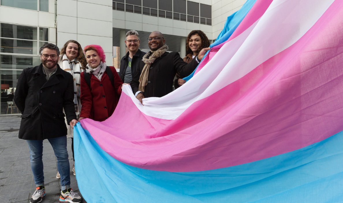 Vandaag is de internationale dag van de transgendervisibiliteit. Daarom hesen we vanochtend de 🏳️‍⚧️ vlag bij het stadhuis. Iedereen in onze stad mag zichzelf zijn! #TransDayOfVisibility #trans