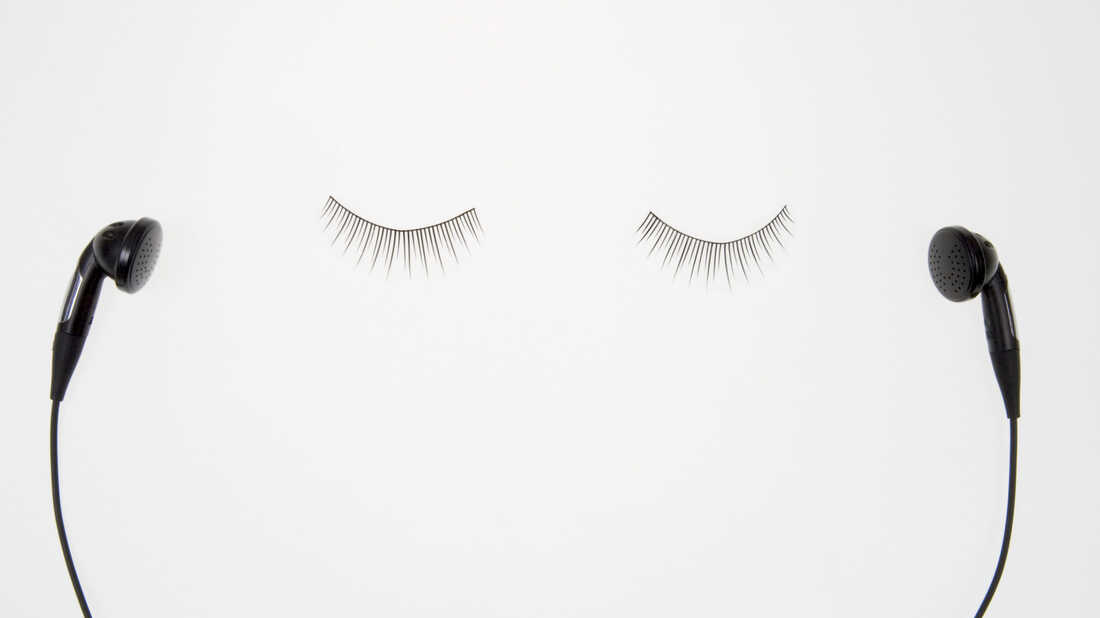 Identification of Music tweet media