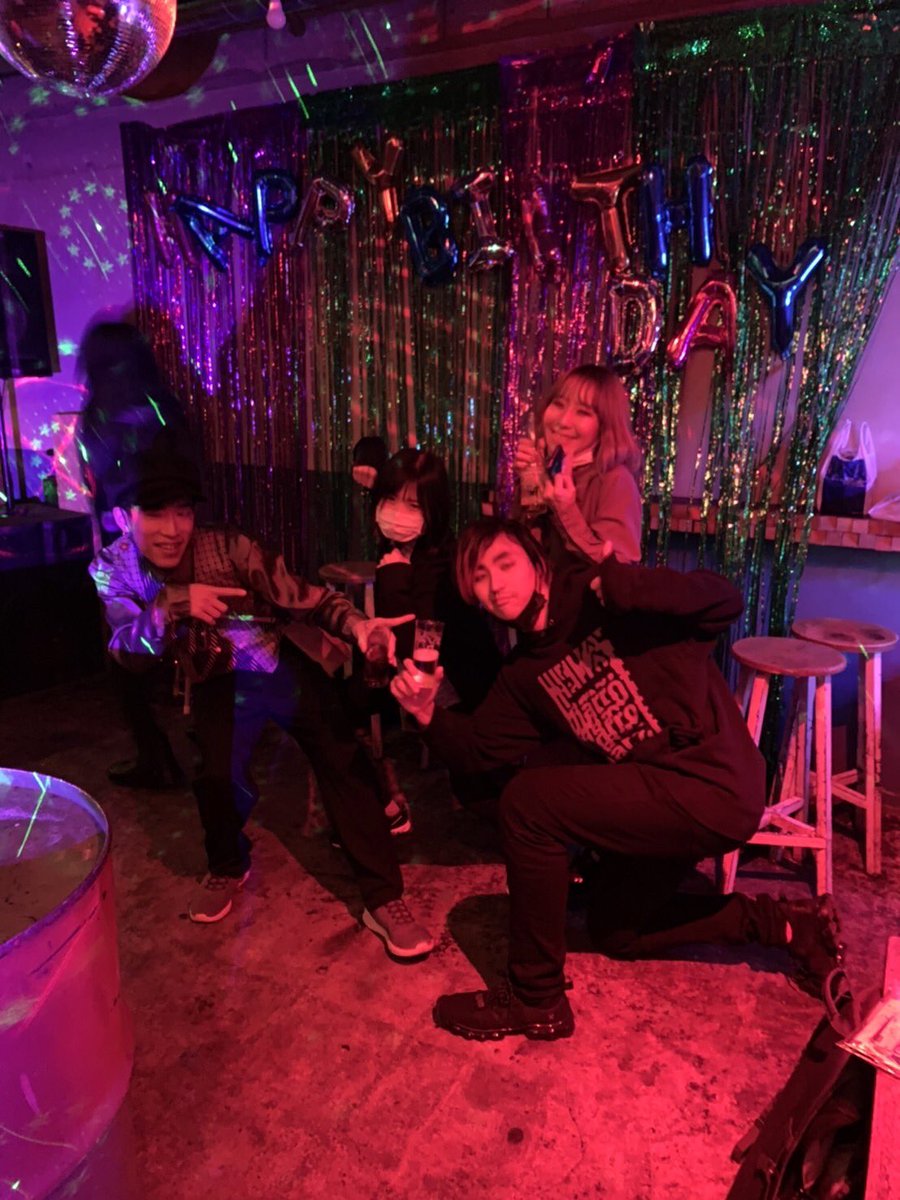 _mr_bar's tweet photo. 🍻🍻🍻🍻🍻🍻

本日もゴールデン街のカンビアーレにいます

もちろん朝までです❗️

あいにくの雨ですが、お待ちしております~🔥

画像は先日催した誕生日パーティーのときの飾り🎉 https://t.co/DTEc0qJKCO