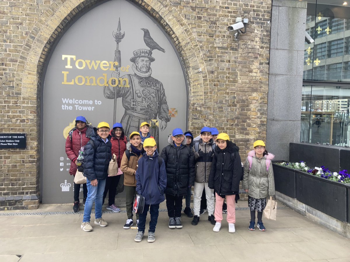 WestminsterBD3's tweet photo. Arrived at the Tower of London. It’s a bit chilly 🥶 but we’re all still smiling. #somuchtosee @WeAreBDAT @WestminsterBD3 https://t.co/pOrW8D9ILO