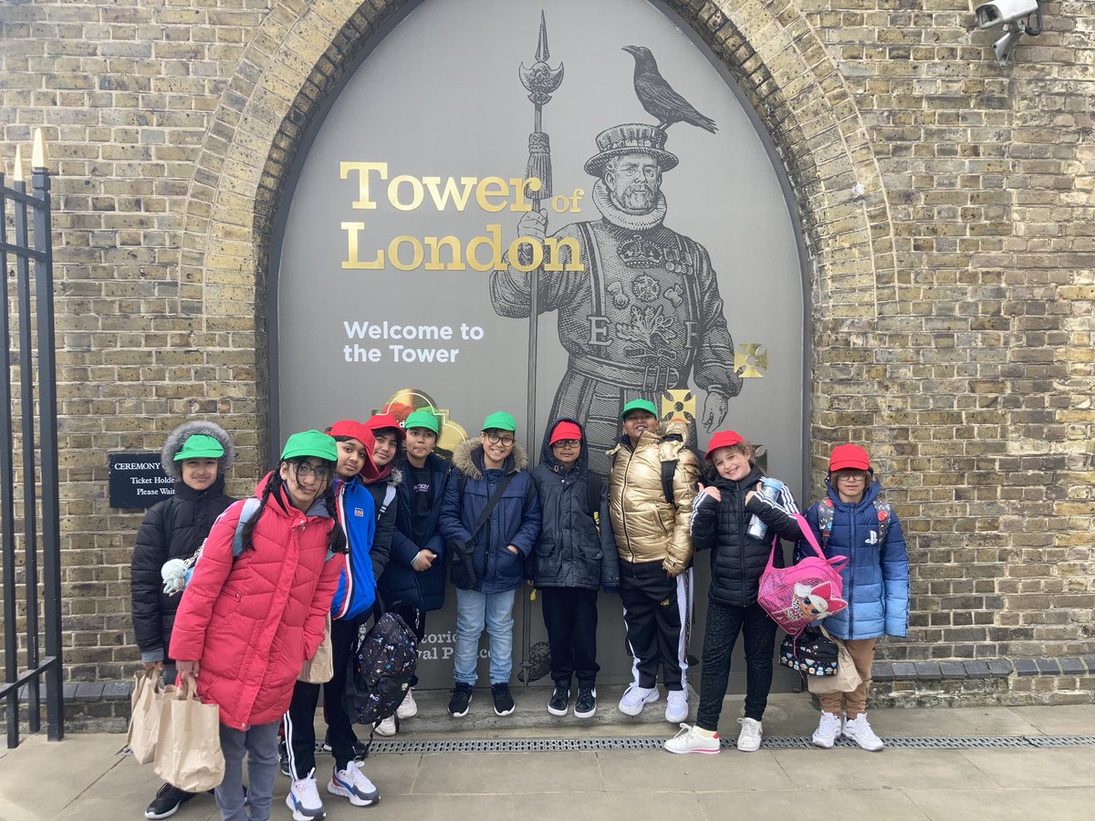 WestminsterBD3's tweet photo. Arrived at the Tower of London. It’s a bit chilly 🥶 but we’re all still smiling. #somuchtosee @WeAreBDAT @WestminsterBD3 https://t.co/pOrW8D9ILO