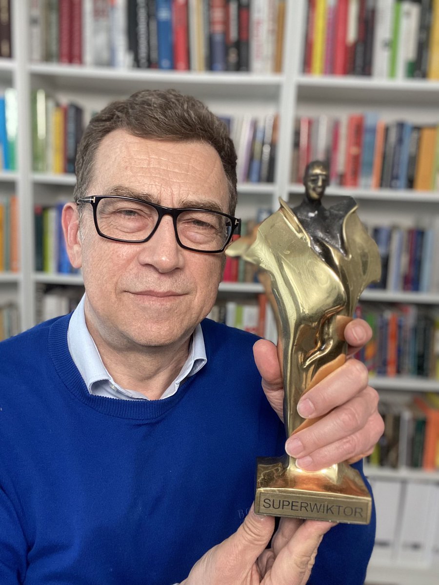 MaciekOrlos's tweet photo. Dostawało się kiedyś Wiktory za działalność w tv:) Na dzisiejszą galę Wiktorów nie dostałem zaproszenia, ale nawet gdybym dostał,to bym nie poszedł, gdyż byłoby to legitymizowanie tej dziadowskiej propagandy uprawianej przez TVP od kilku lat.Niestety,Wiktory teraz nie mają sensu. https://t.co/513BycENPV