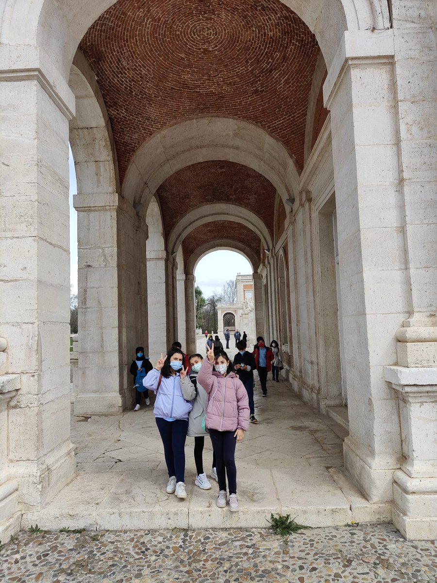 Carl0sTercer0's tweet photo. Las clases de 4°Primaria han disfrutado y aprendido en su visita al Palacio Real de #Aranjuez, @PatrimNacional. #JuntosAprendemos #JuntosDisfrutamos #WeAreJustCarlosIII #ConvivenciaEscolar #TogetherWeCan. https://t.co/LUSe9S5Psn