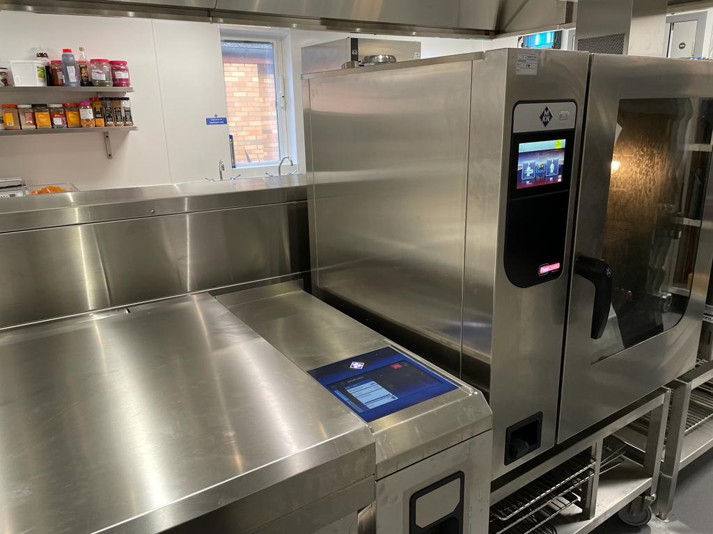 mkn_chefschoice's tweet photo. Did you know we work with a number of hospitals across the UK? Check out our latest installation of the FlexiChef® & FlexiCombi Magic Pilot 10.1 at Ashford & St. Peter's Hospitals NHS Foundation Trust @ASPHFT 🤩🏥
#MKN #mychoice #world_of_cooking #chefs_choice #FlexiChef https://t.co/PJiXwCzRzq