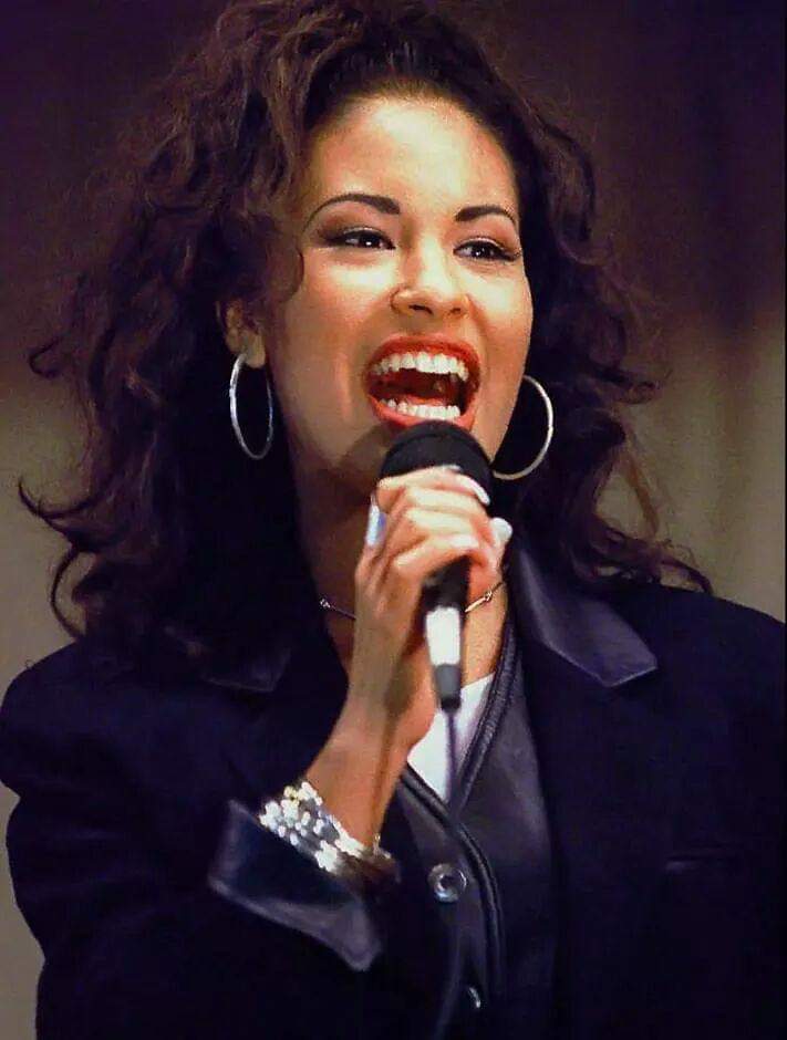 raulbrindis's tweet photo. #UnDiaComoHoy 31 de Marzo de 1995: Es asesinada la cantante Selena Quintanilla-Pérez por la presidenta de su club de admiradores, Yolanda Saldívar, en Corpus Christi, Texas a los 23 años de edad. https://t.co/qfa08a3Iie