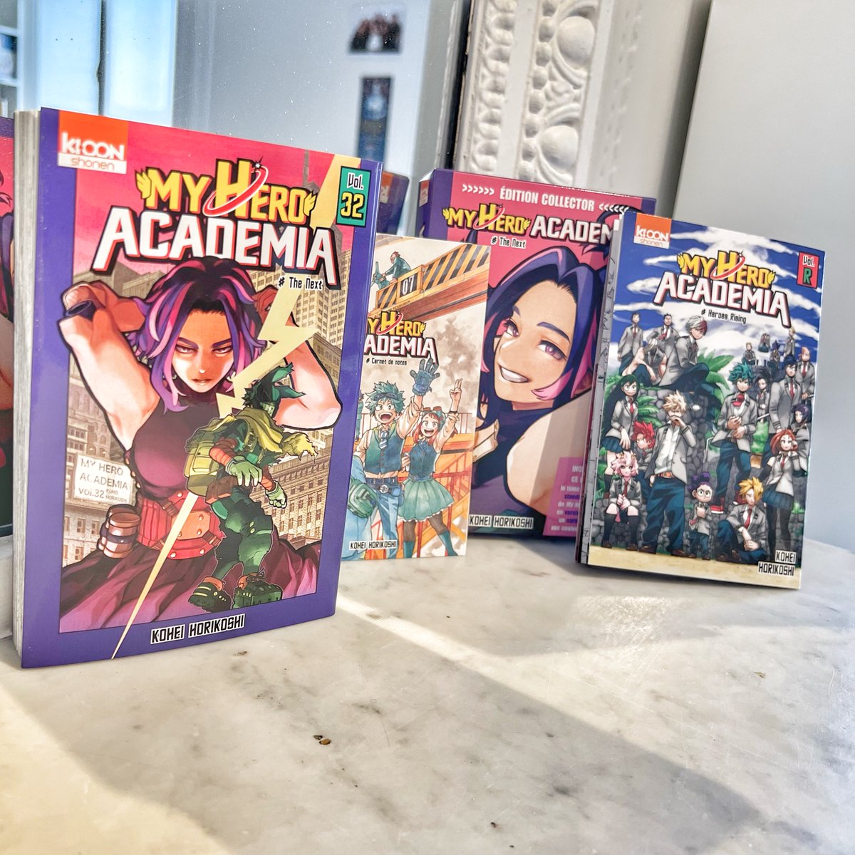 My Hero Academia Tome 32 Collector Cultura X-এ Ki-oon éditions: "Pas de jalousie, on a reçu le collector du T32 de # MyHeroAcademia... Ne vous inquiétez pas vous pourrez les avoir dans une semaine ! Dans ce coffret : 🦸♂️