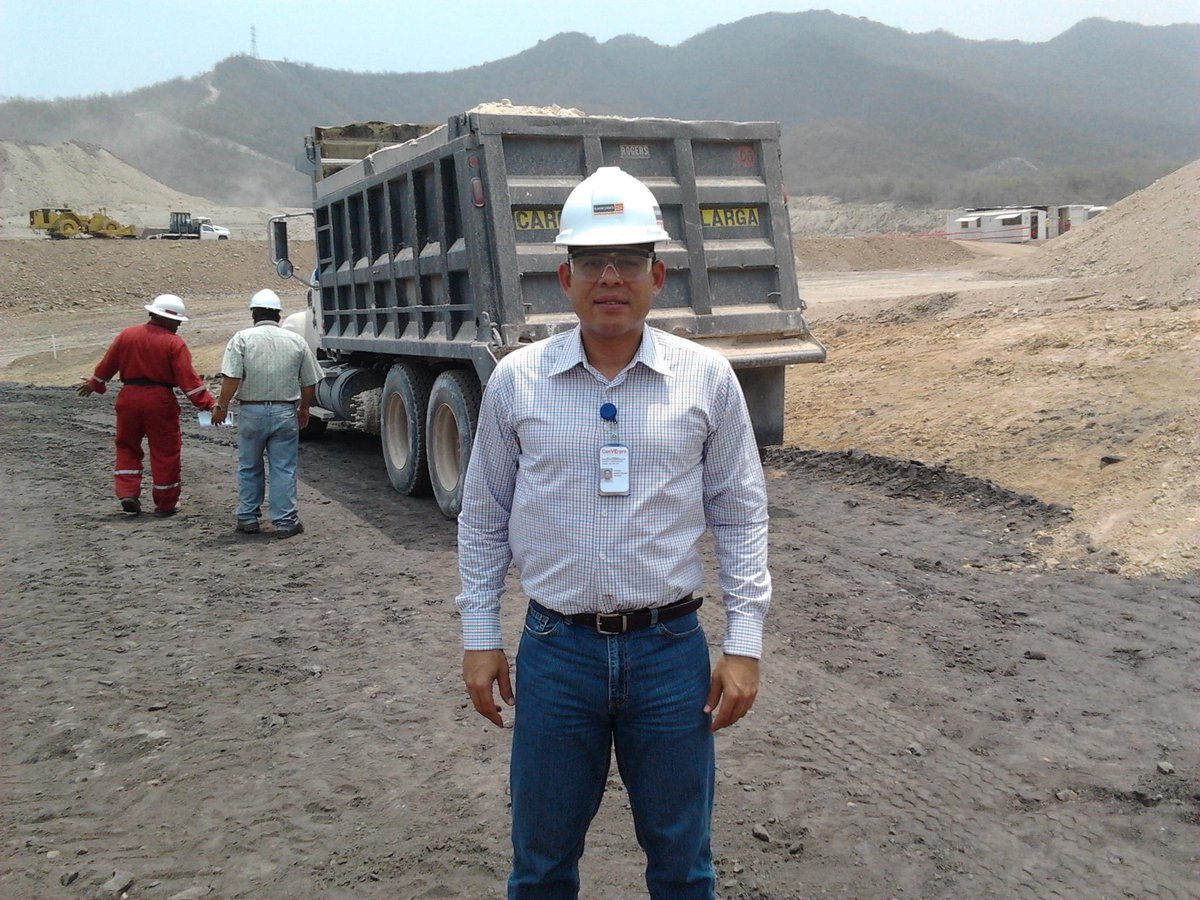 saintloyal's tweet photo. Todo lo que puedas estudiar en el gabinete es muy valioso, pero es en la obra donde se entiende todo.

Refinería Puerto La Cruz, Venezuela, 2012. https://t.co/qaUkuZctPk