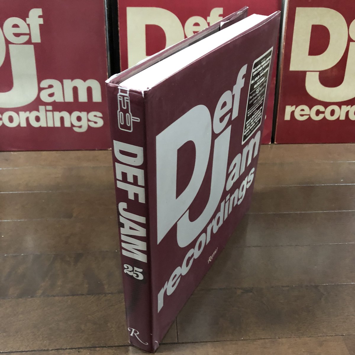 COSMICASSHOLE's tweet photo. 10年ほど前にDef Jamの25周年を記念して制作された12inchサイズの巨大な極厚本！Def Jamの歴史を彩った様々なArtistの秘蔵写真やジャケ写を堪能出来る完璧な一冊！歴史の重みも本の重みもベビー級すぎる一生モノの逸品！
https://t.co/aGKiEeMRxO https://t.co/OdE7EQ0d0n