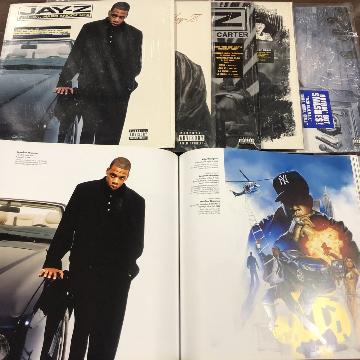 COSMICASSHOLE's tweet photo. 10年ほど前にDef Jamの25周年を記念して制作された12inchサイズの巨大な極厚本！Def Jamの歴史を彩った様々なArtistの秘蔵写真やジャケ写を堪能出来る完璧な一冊！歴史の重みも本の重みもベビー級すぎる一生モノの逸品！
https://t.co/aGKiEeMRxO https://t.co/OdE7EQ0d0n