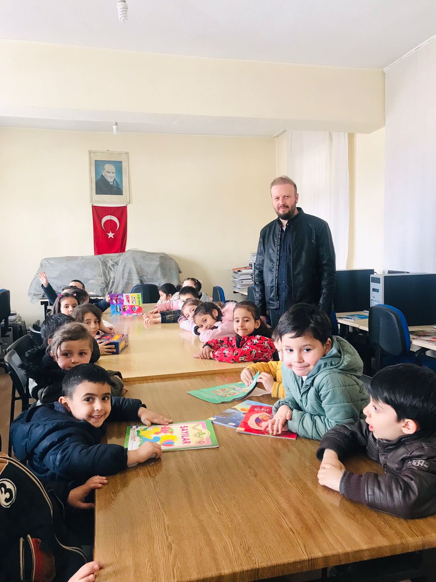 ACIGOLMEM's tweet photo. 👫Acıgöl Nene Hatun Anaokulu öğrencileri  Acıgöl İlçe Halk Kütüphanesine kütüphane kültürü ve kitap sevgisini aşılamak amacıyla gezi düzenledi, öğrencilerin ilgi ve merakı görülmeye değerdi.
@nevsehirmem @MemetPolat0247 @semihkirim @Mahmut50bucak @acigolnenehatun @berkaydinleyen https://t.co/yOlIAnA0pH