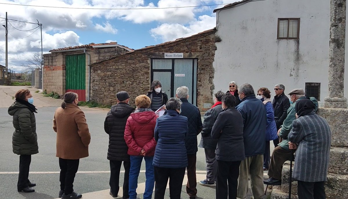 CoRuralZamora's tweet photo. Reivindicación del #31m en San Cristóbal de #Aliste. Demandan oportunidades para los jóvenes desde un bello pueblo en medido del Campo Aliste a los pies de la Sierra de la Culebra.
#somoselmañana
#revueltadelaespañavaciada
#exodorural #elmañana @jovenes_CyL https://t.co/uQqzVAkwqJ