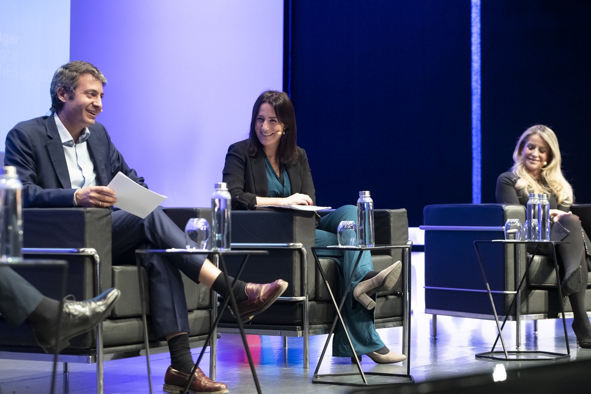 #JornadasAACOM 
Mesa-coloquio "Transformación digital y empresas de comunicación" Con <a href="/andmellado/">Andrés Mellado</a> Rocío Mesa @IVTALO @lucreciahevia <a href="/VIRGINIAAGAR/">Virginia Agar</a>