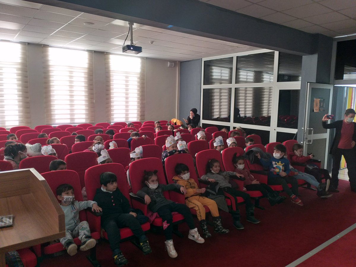 OvaHalk's tweet photo. 58.Kütüphane Haftası kapsamında 125.yıl Anaokulu öğrencileri kütüphanemizi ziyaretettiler. Kütüphane Tanıtımı,Sinema Gösterimi, ve Kitap okuma etkinliklerini gerçekleştirdik. Hocalarımıza ve öğrencilerine ziyaretlerinden dolayı teşekkür ederiz.@KTBKYGM @OdabasAli @bingolvaliligi https://t.co/fkwMIjtd2n