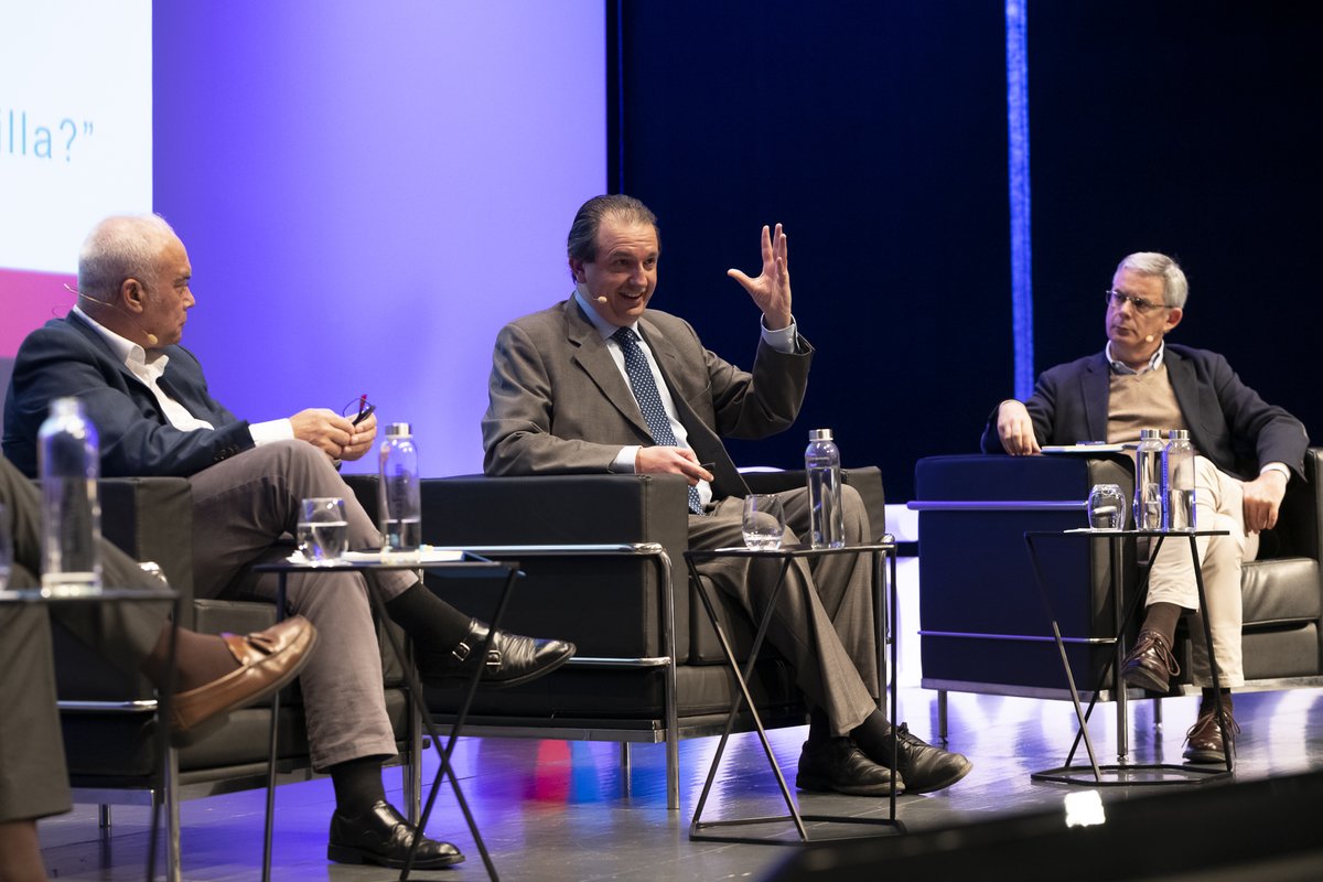 #JornadasAACOM 
Mesa-coloquio "Generación de empleo y comunicación" con <a href="/JavierGFlores/">Javier G. Flores</a> <a href="/PacoBocero/">Francisco J. Bocero</a> <a href="/Juancarlosblanc/">Juan Carlos Blanco</a> y <a href="/juanluispavon1/">Juan Luis Pavón</a>