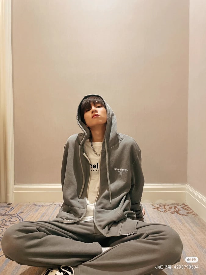 2002Liuguanyou's tweet photo. Guanyou's Red app update 03.31.2022🥰💖
(1/2)

"An idea of wanting to travel and go for a walk" 

🔗https://t.co/WvA5SG2wPC
Don't forget to like👍, comment &amp; share🥰

(finally!~ so happy to see you😍🥰 thanks for sharing☺️😘) 
#LiuGuanyou #刘冠佑 #IXFORM https://t.co/tM3Sio6oXB