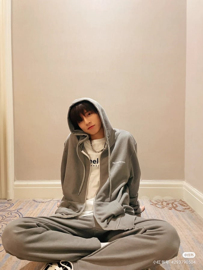 2002Liuguanyou's tweet photo. Guanyou's Red app update 03.31.2022🥰💖
(1/2)

"An idea of wanting to travel and go for a walk" 

🔗https://t.co/WvA5SG2wPC
Don't forget to like👍, comment &amp; share🥰

(finally!~ so happy to see you😍🥰 thanks for sharing☺️😘) 
#LiuGuanyou #刘冠佑 #IXFORM https://t.co/tM3Sio6oXB