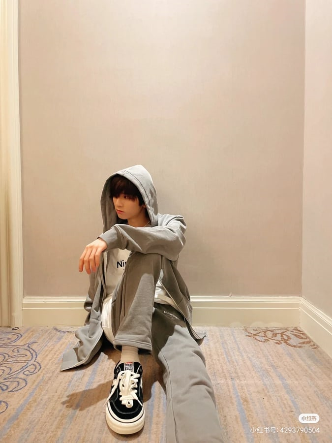 2002Liuguanyou's tweet photo. Guanyou's Red app update 03.31.2022🥰💖
(1/2)

"An idea of wanting to travel and go for a walk" 

🔗https://t.co/WvA5SG2wPC
Don't forget to like👍, comment &amp; share🥰

(finally!~ so happy to see you😍🥰 thanks for sharing☺️😘) 
#LiuGuanyou #刘冠佑 #IXFORM https://t.co/tM3Sio6oXB