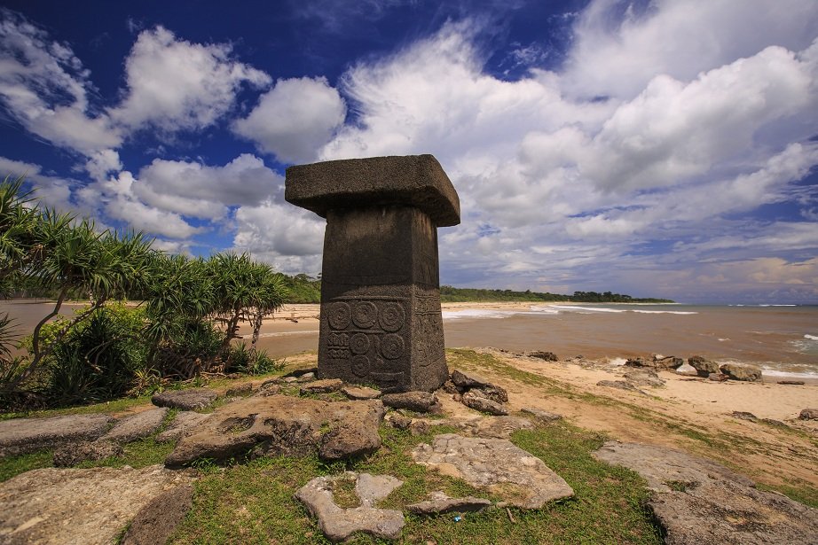ratenggarobeach's tweet photo. Bibir pantai berpasir putih yang melengkung. Bersebelahan dengan area rumah adat yang menghadap ke pantai laut lepas ini dihampari pasir putih yang dihiasi sejumlah makam batu tua berbentuk menhir megalitik kuno.
Repost!!!
#ratenggarobeach
#exploresumba https://t.co/RaKzJit9ci