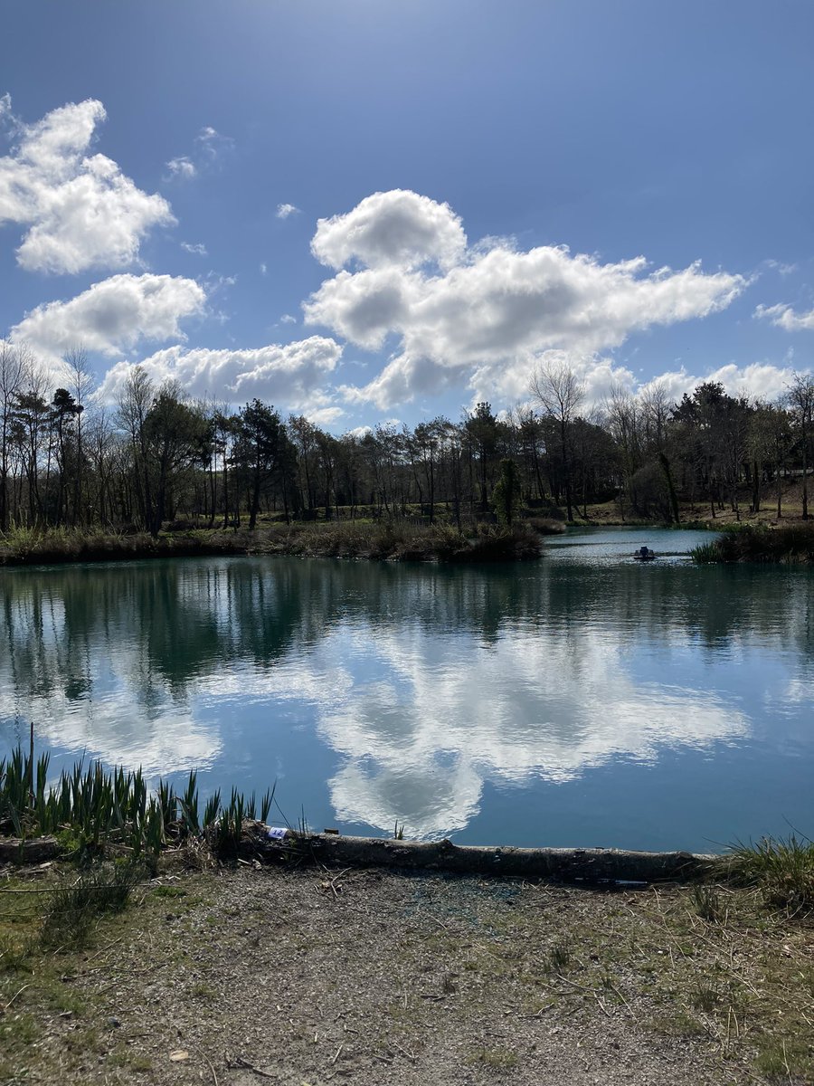 ShelleyWatson4's tweet photo. Glorious there is no snow in Cornwall #nosnow #snow #lakes #sun #Cornwall #WhiteAcres @News_Reel #sunbathingfish https://t.co/guN6HScGKR