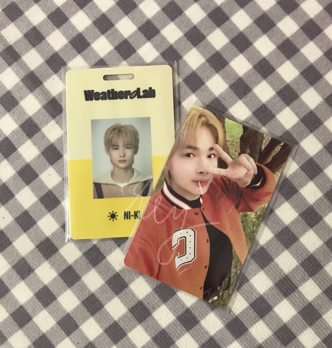 beompc's tweet photo. ic wts lfb ph 

ni-ki sg22 set 
— P1.2k set price (excl. of pf &amp; subject to change) 
— onhand &amp; mint condi
— w/ lace!!! 

lmk if interested ! 
🏷: enhypen season greetings id pc photocard https://t.co/PU1hpyIh1c