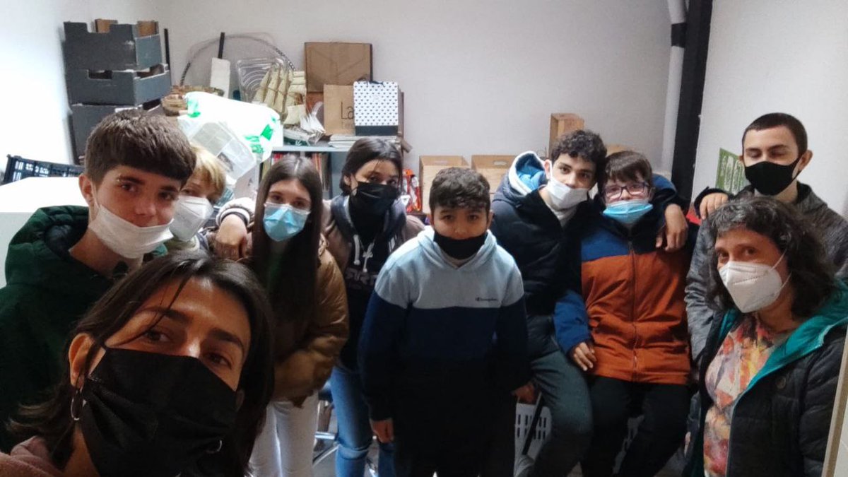 laboretxingudi's tweet photo. Visita de @HirubideB hoy en @laboretxingudi.
Hemos charlado en torno al KM0, el impacto de la producción y transporte de los alimentos o el Comercio Justo.
¡Agradable y productiva visita!
Eskerrik asko https://t.co/p6zr7EKl6g
