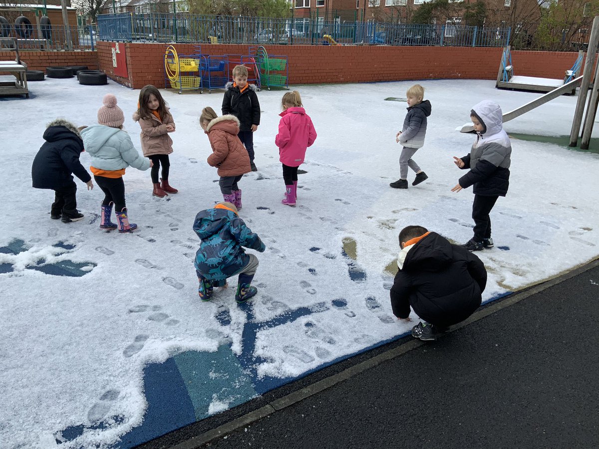 RDPSNursery's tweet photo. Morning Nursery having snow much fun! ☃️
#RDPSNursery #RDPSscience #Understandingtheworld #Gooutside https://t.co/KlhhMjkgfZ
