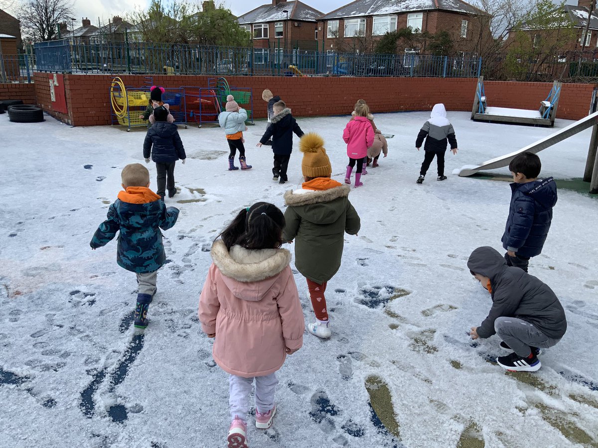 RDPSNursery's tweet photo. Morning Nursery having snow much fun! ☃️
#RDPSNursery #RDPSscience #Understandingtheworld #Gooutside https://t.co/KlhhMjkgfZ