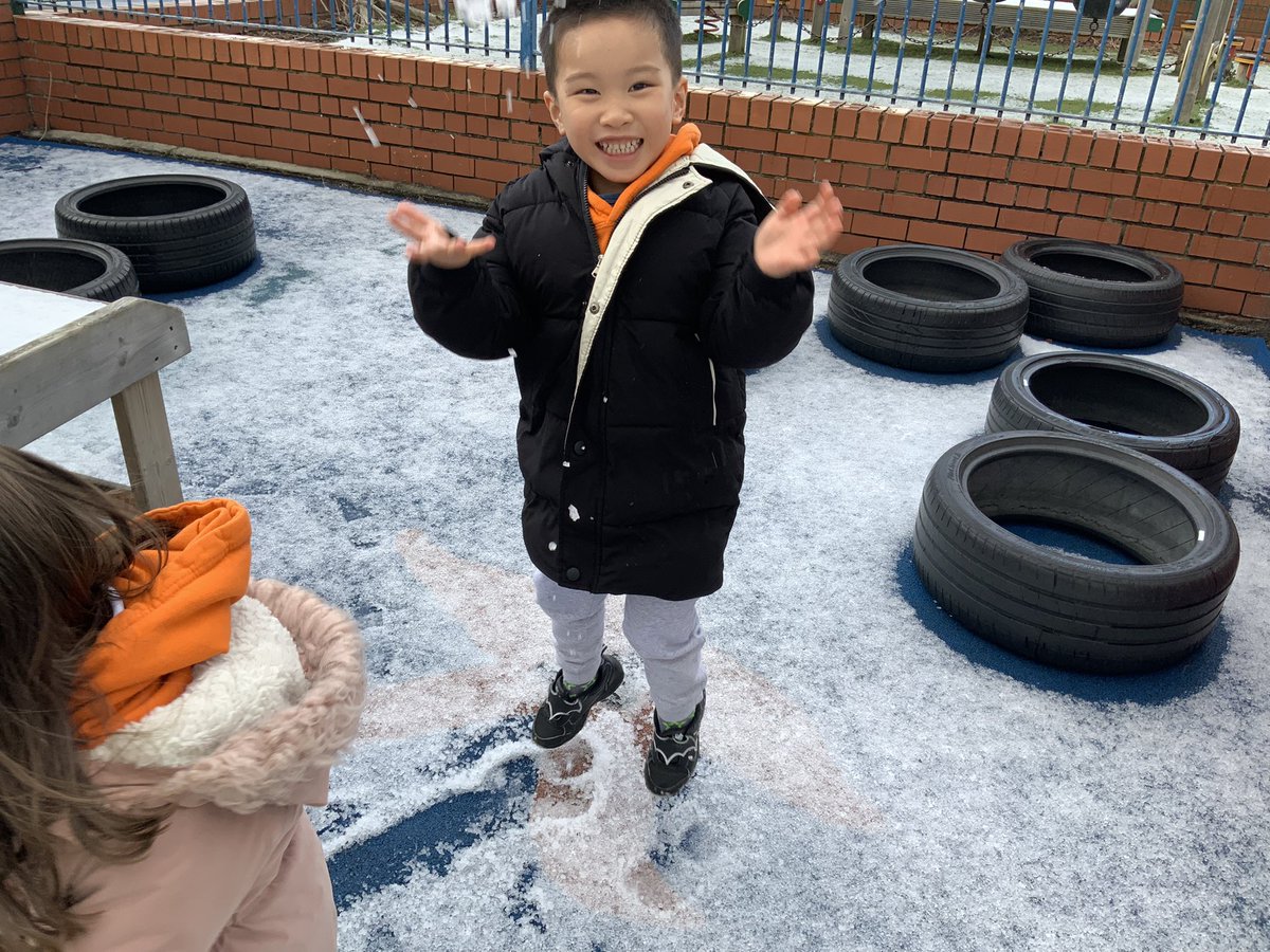 RDPSNursery's tweet photo. Morning Nursery having snow much fun! ☃️
#RDPSNursery #RDPSscience #Understandingtheworld #Gooutside https://t.co/KlhhMjkgfZ