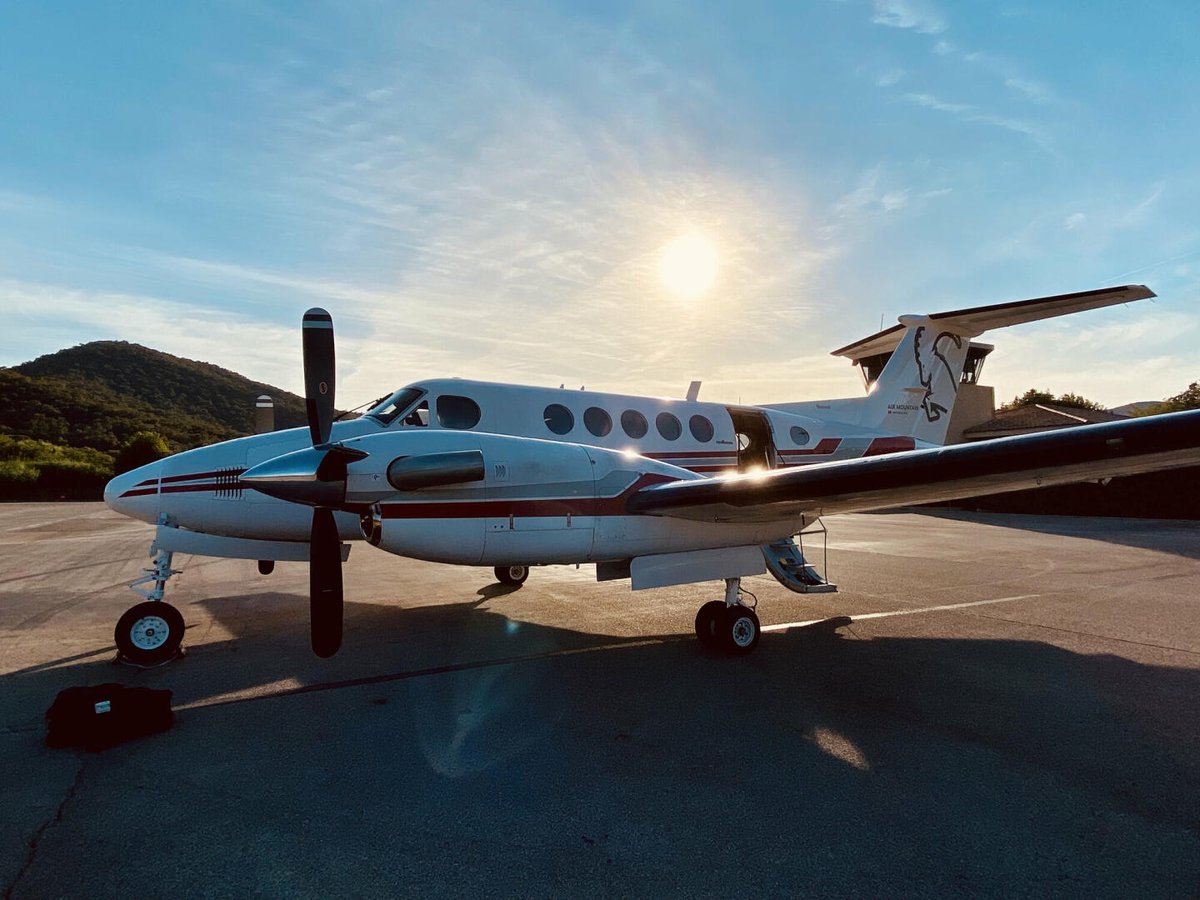 GolfeStTropez's tweet photo. A partir du 15/04 le #GolfeStTropez vous attend depuis la #Suisse
grâce aux navettes régulières d'Air Mountain ✈️avec arrivée à l'aéroport de Saint-Tropez La Mole : https://t.co/ygUcXoUpge

@AeroportNice @VisitVar @VisitCotedazur 
#Travel #OnaTousBesoinDuSud https://t.co/92SlQjZCjO