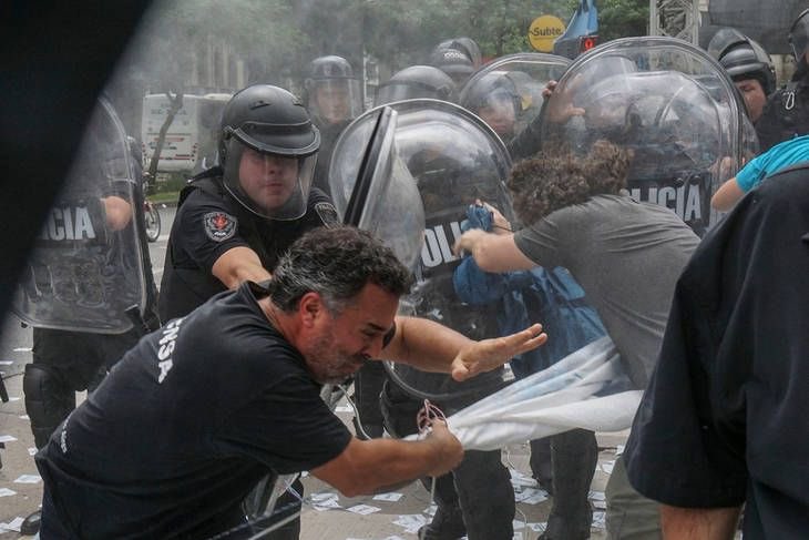 Canal7SiPreBA's tweet photo. Represión a la prensa, persecución ideológica y política a periodistas en medios públicos y privados, despidos masivos, cárcel y cierre de medios… https://t.co/XjBgv1qfFC