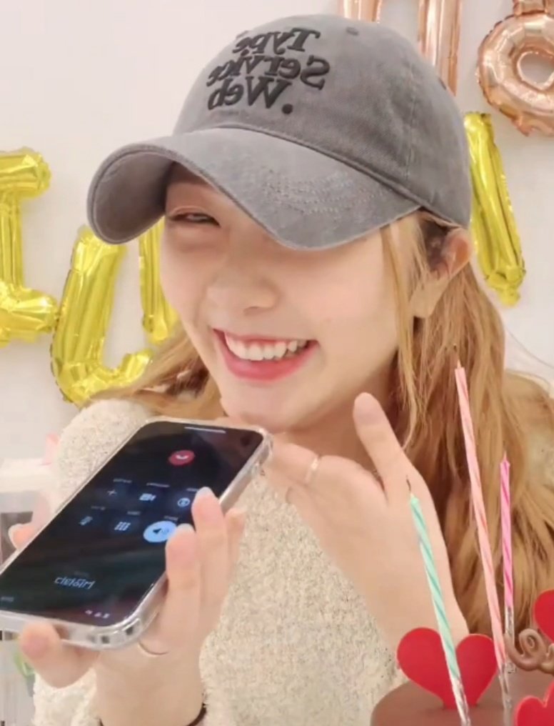 holabuna's tweet photo. Minji save Dita's number with name 디타언니 , 😅 Not really special but okay 😂 @5ecretNumber https://t.co/qCtIJmEfIY