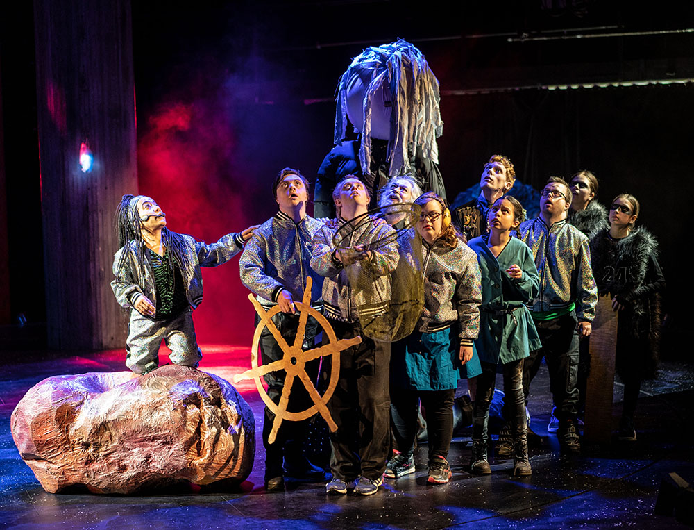 Unga Klaras nya föreställning Tuma är en drömlik och storslagen resa genom sorg, över hav och in i världsrymden. Barn i stan har träffat regissören Gustav Deinoff! Läs mer här: barnistan.se/tuma/