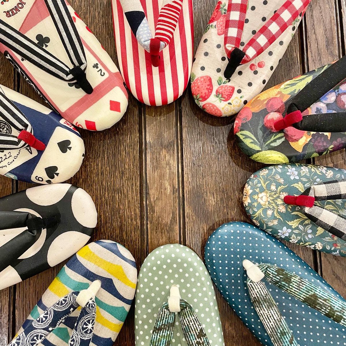 カラフルな可愛いお色柄と履きやすさも◎
#haruキモノコモノ屋 <a href="/harukomonoya/">井上　ハルコ</a> さんのお草履が沢山入荷しました👣
画像①.②Mサイズ 税込9900円
画像③.④Lサイズ 税込10120円になります。
#草履 #キモノ葉月 #キモノ葉月大塚