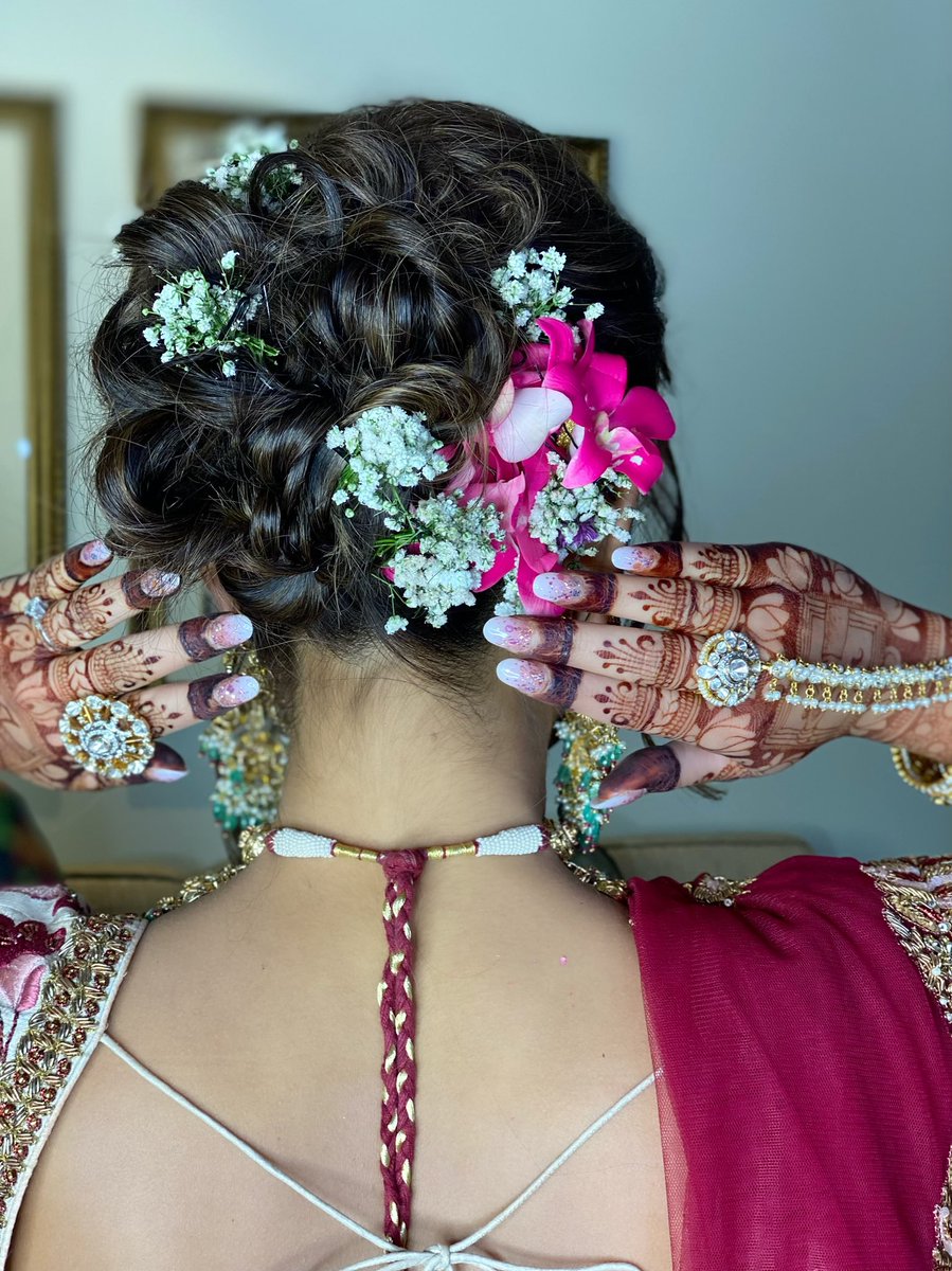 OjasRajani's tweet photo. Seamlessly styled messy bun with the freshest florals - Mogra and Roseππ
Makeup & Hair - Ojas Rajani
Bride - Barkha
Outfit - Shyamal Bhumika
Jewellery - The house of MBJ
Event Planner - Refuge Events
Location - ITC Grand Goa
#weddingmakeup #goawedding #weddingingoa https://t.co/cjmoGFt6pc