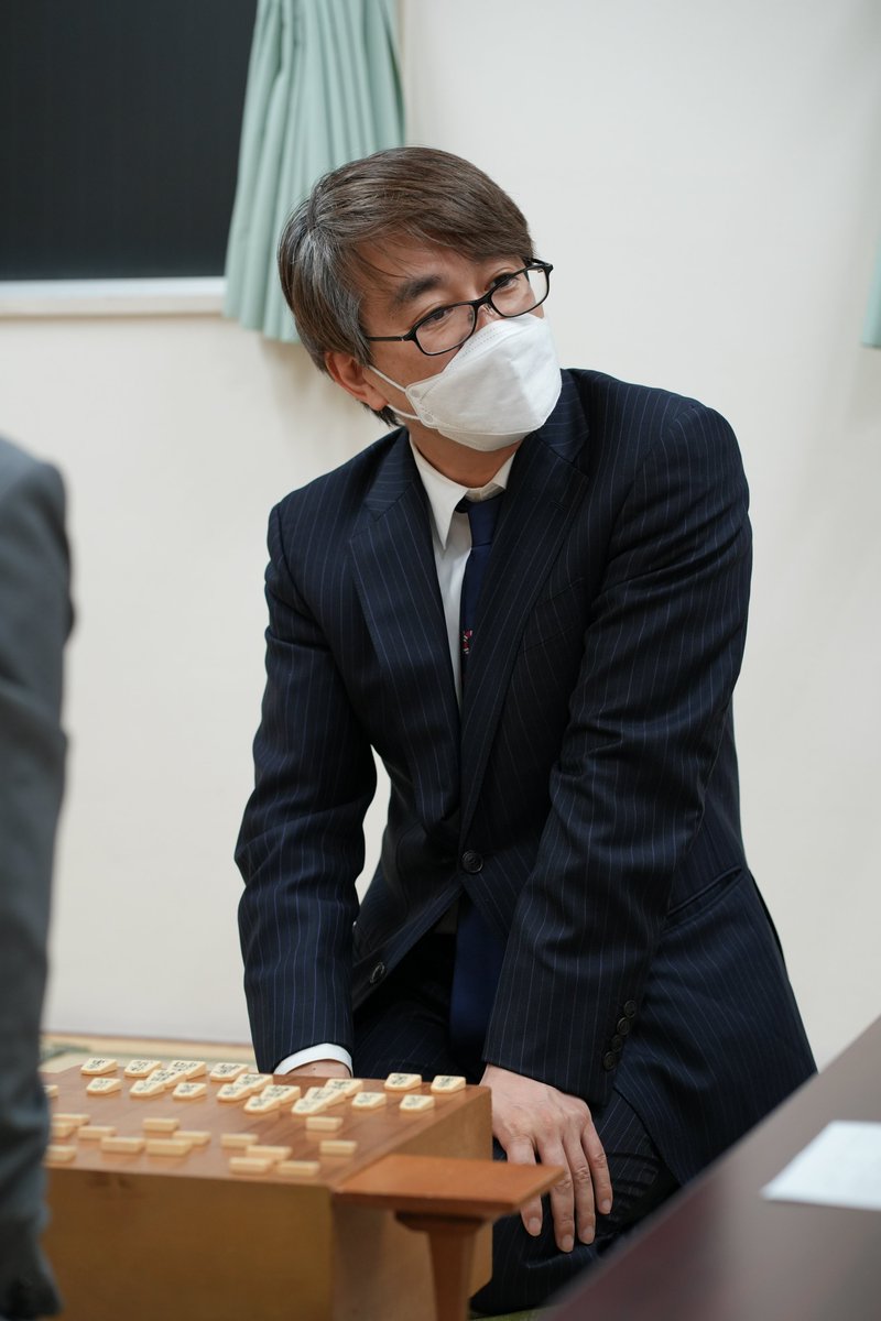 kitano_arata's tweet photo. 羽生善治九段が来期を順位戦Ｂ級１組で戦うことを明言。「内容も結果も伴わなかった反省点の多い１年でした。これを糧にして新しい年度を迎えたいです。（Ｂ級１組は）どんな感じかまだ想像もつかないですけど、開幕までにコンディションを整えて初戦を迎えられたら」 https://t.co/n55Losbbjd