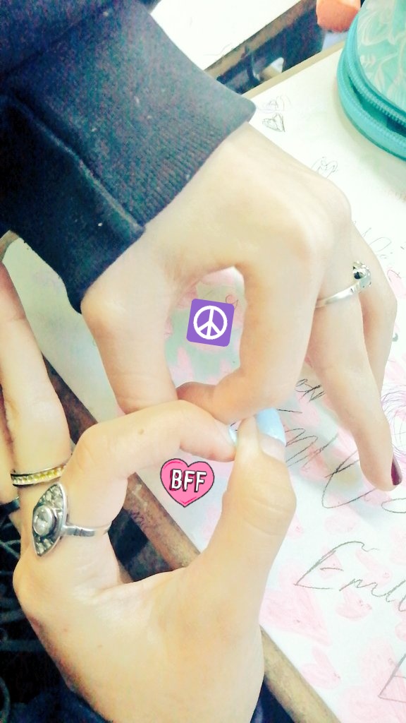 emiliaaaaaap's tweet photo. #retrocam #kujicam #bff #tumblr #mejoresamigas https://t.co/hFXfjCrjim